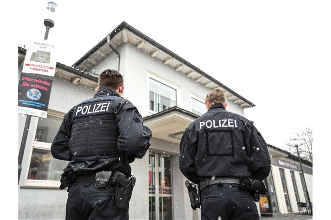15-Jährige soll Frau wegen Handtasche getötet haben Zwei Polizisten vor dem Bahnhofsgebäude in Ravensburg. Foto: Felix Kästle/dpa