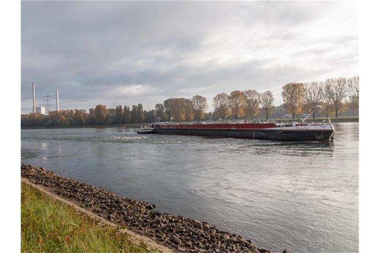 Zwei Schiffe haben sich auf dem Rhein bei Hagenbach in Rheinland-Pfalz festgefahren. Foto: Aaron Klewer/Einsatz-Report24/dpa