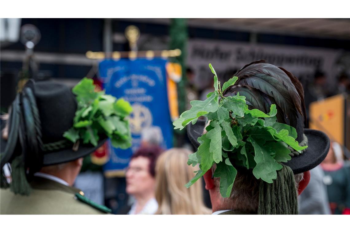 Zwei Schützen tragen beim 592. Schlappentag in Hof Hüte mit Eichenblättern. Das Fest ist eines der ältesten Schützen- und Handwerkerfeste Deutschlands.