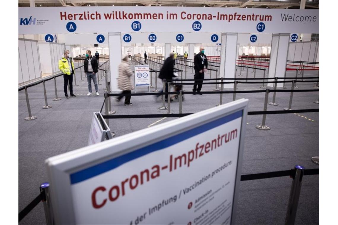 Bundesregierung sucht nach rascher Klärung für Geimpfte Zwei Senioren (M) sind im Eingangsbereich des Corona-Impfzentrums in den Hamburger Messehallen auf dem Weg zur Impfung. Foto: Christian Charisius/dpa
