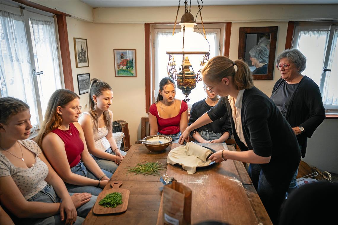 Zwei Tage lang lernen die Schülerinnen, wie früher gebacken wurde – und legen auch selbst Hand an. Foto: Alexander Becher