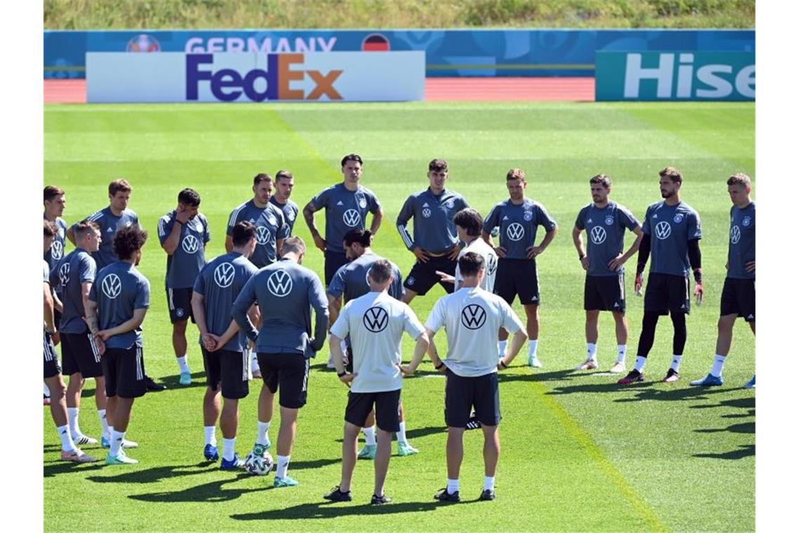 Verletzung stoppt Klostermann - Gnabry trainiert individuell Zwei Tage vor dem Spiel gegen Portugal konnte das DFB-Team nicht in voller Mannstärke trainieren. Foto: Federico Gambarini/dpa