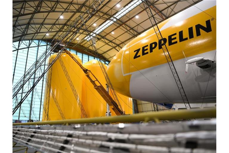 Zwei Techniker arbeiten auf einer Hebebühne an einem Zeppelin NT (Neue Technik). Foto: Felix Kästle/dpa/Archivbild