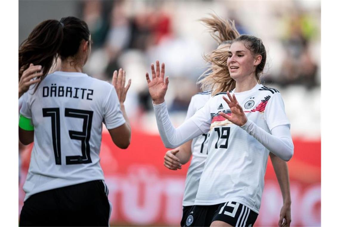 7:0 gegen Israel: DFB-Frauen entdecken Torhunger wieder Zwei Treffer steuerte Jule Brand (r) zum deutschen Kantersieg gegen Israel bei. Foto: Fabian Strauch/dpa
