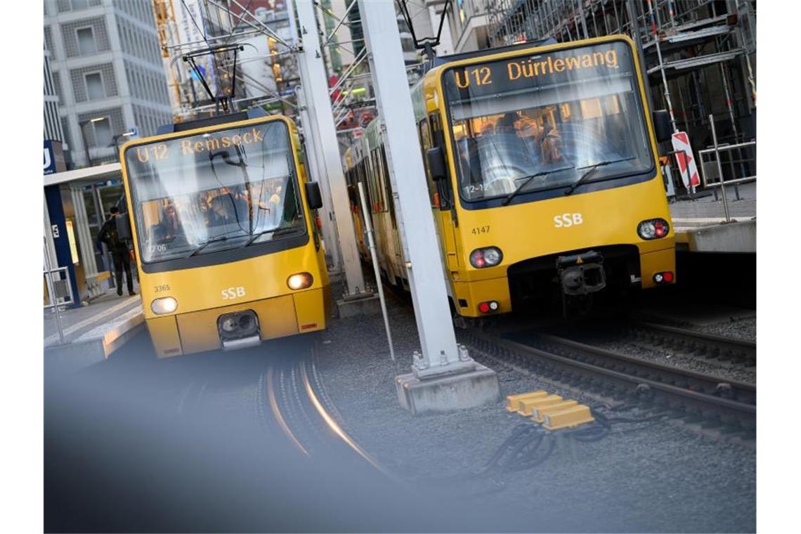 Land erstattet Schülertickets und stützt Verkehrsunternehmen Zwei Wägen der Stadtbahn Stuttgart stehen an einer Haltestelle. Foto: Sebastian Gollnow/dpa/Archivbild