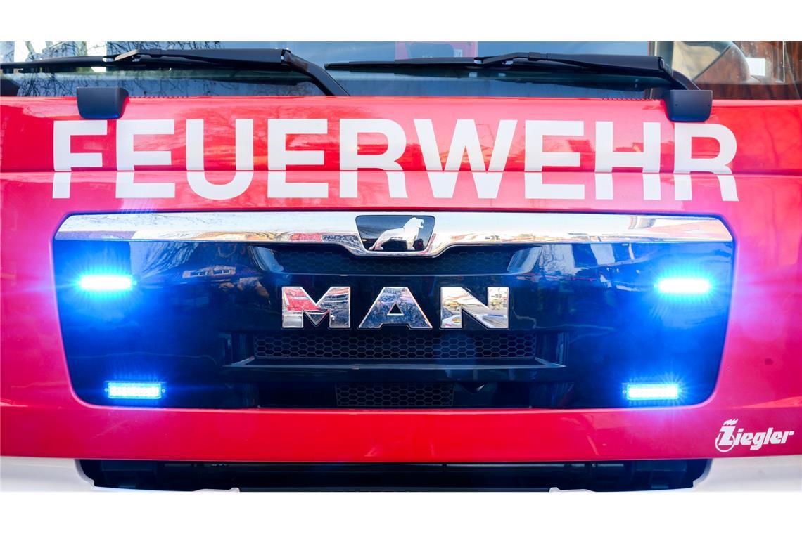 Zwei Ziele hatte die Feuerwehr: "die Dame zu befreien und möglichst wenig Schaden an dem Oldtimer-Fahrzeug anzurichten". (Symbolbild)