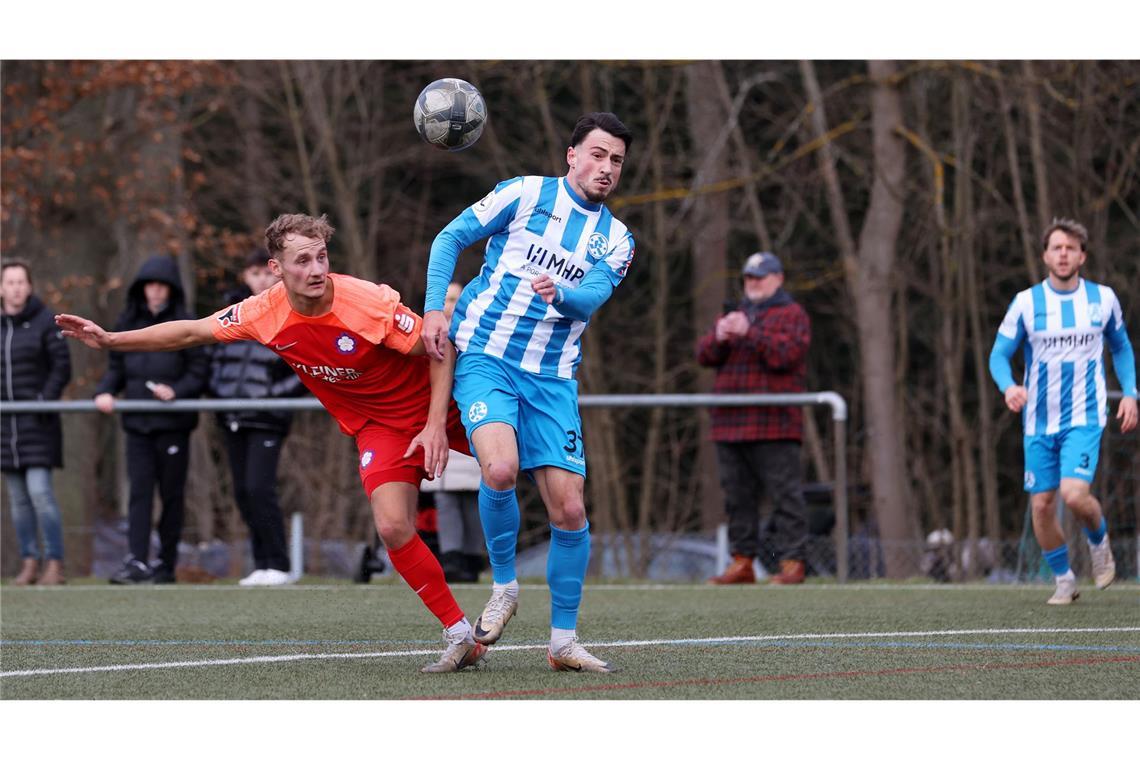 Zweikampf zwischen Nöttingens Stefan Zimmermann  und Flamur Berisha (re.)