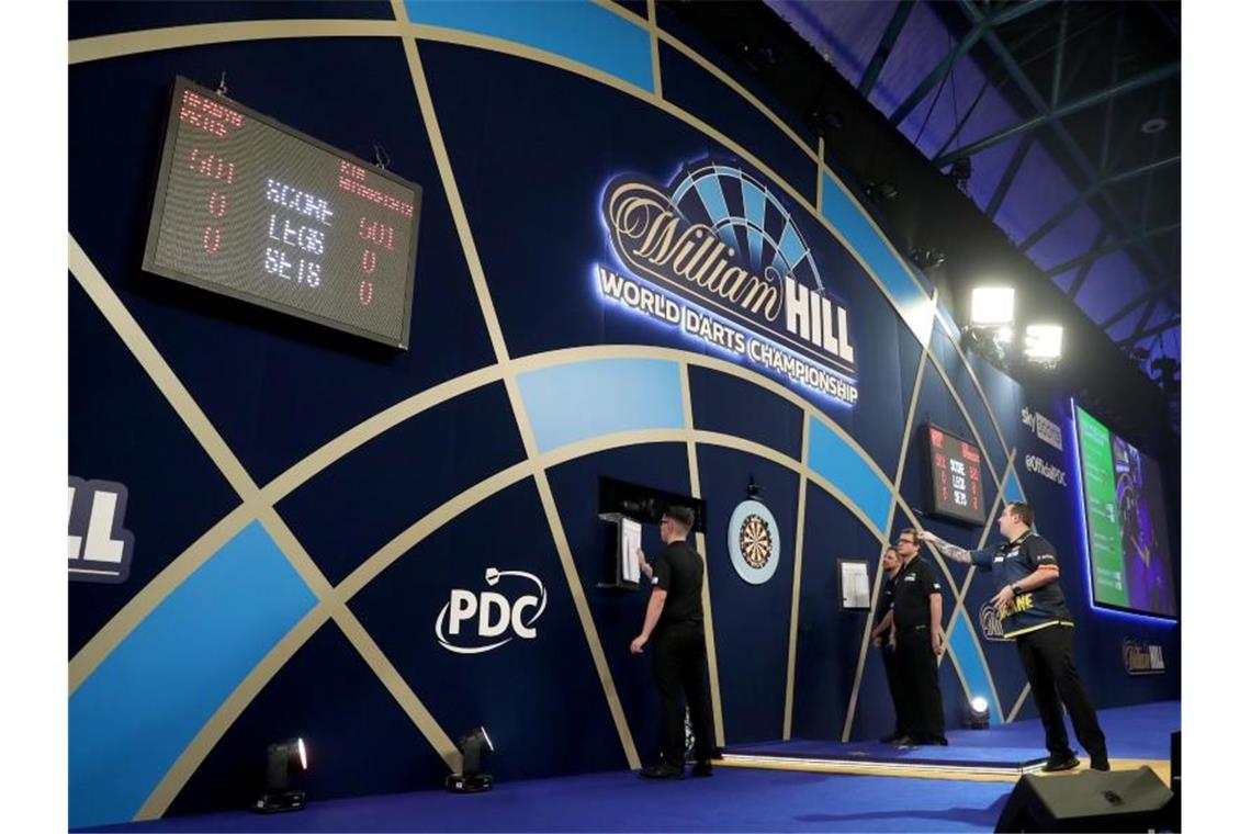 Das bringt der Tag bei der Darts-WM Zwischen Weihnachten und Silvester wird das Feld bei der Darts-WM in London von 32 auf acht Teilnehmer reduziert. Foto: Bradley Collyer/PA Wire/dpa