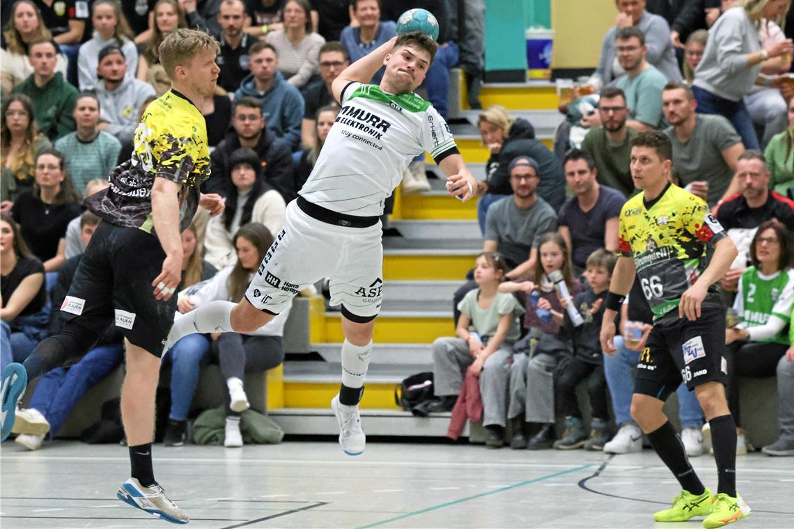 Zwischendurch sieht es so aus, dass sich Nick Fröhlich und der HCOB gegen Kellerkind Plauen deutlich durchsetzen. Am Ende wird es aber eng. Viel hat nicht gefehlt, dass der große Favorit nach einem knappen halben Jahr mal wieder einen Punkt abgeben muss. Foto: Alexander Hornauer