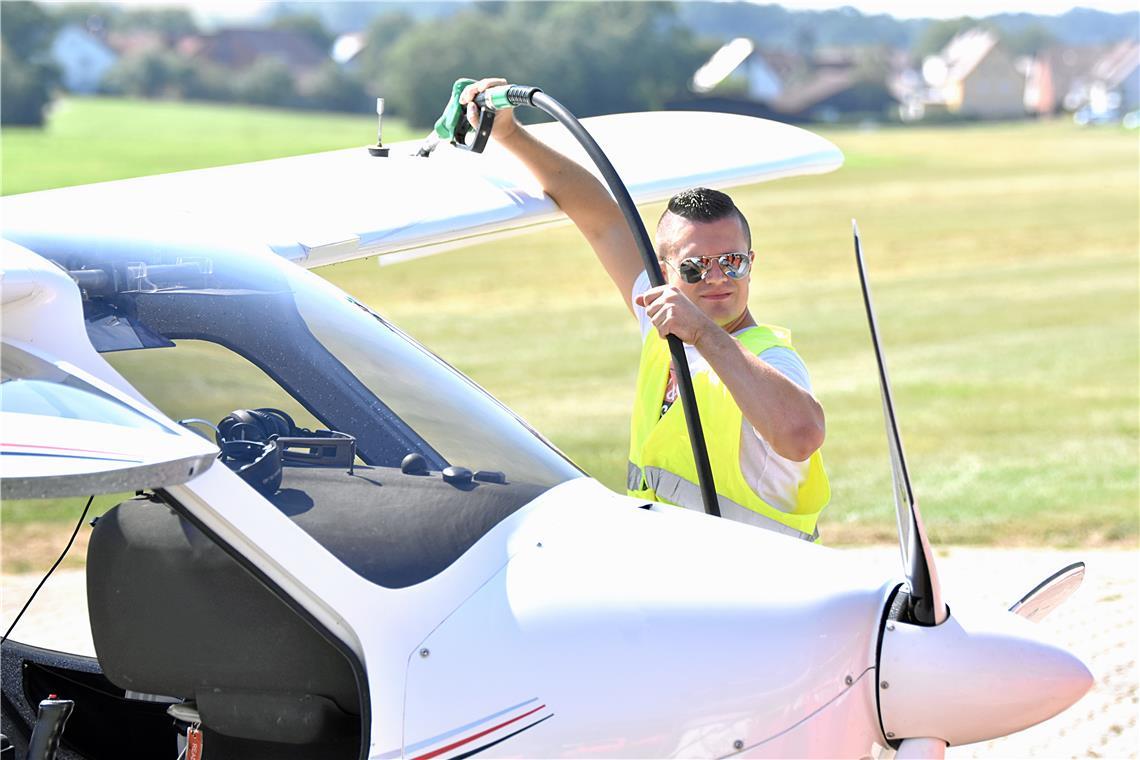 Zwischendurch werden die Flugzeuge betankt, bei diesem Flieger über die Tragfläc...